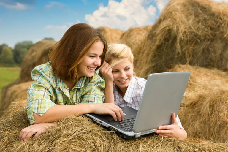 computer-girls-outside-hay-happy-2400