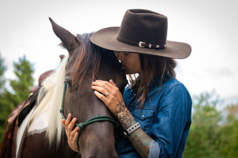 cowgirl-tats-kissing-paint-horse-iStock-Stock-Studio-X-1177760524-2400